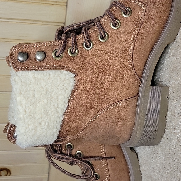 Boots - Picture 4 of 8